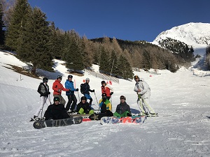 Skifahren in Ischgl Mitarbeiter auf Skiern und Snowboard auf der Piste